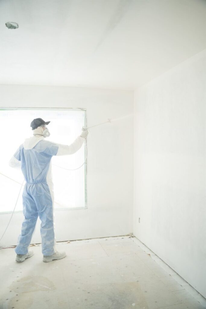 Peintre de RF Peintre en bâtiment appliquant une couche en peinture résidentielle à Trois-Rivières dans un salon clair